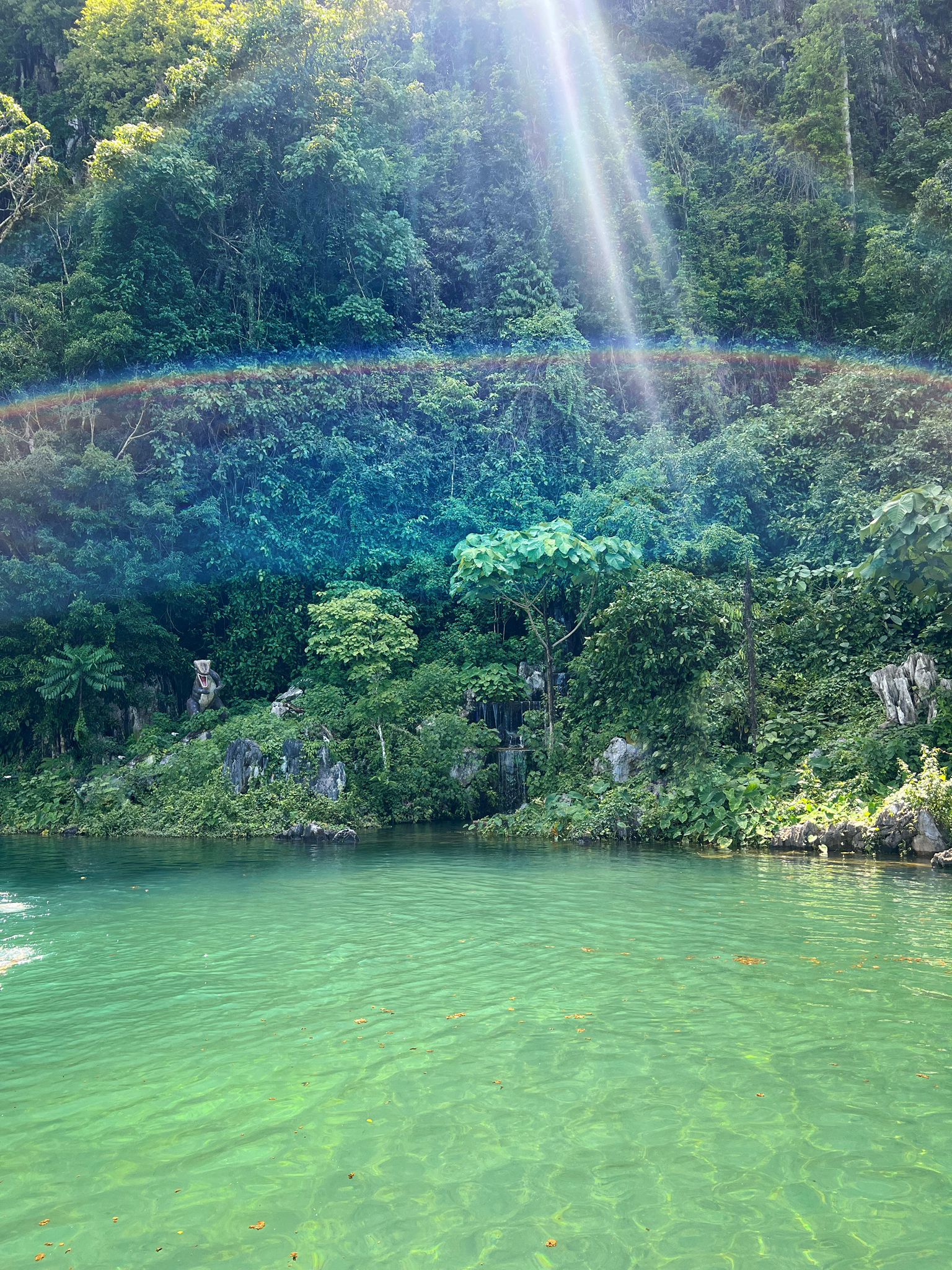 ואנג וייאנג - טובינג בנהר ופעילויות אדרנלין בלאוס